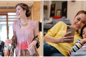 Momen Noah Sinclair salat di depan foto sang ayah, menyentuh hati