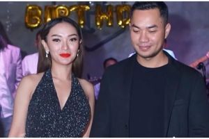 Akhirnya go public, ini 6 potret mesra Zaskia Gotik & pacar baru