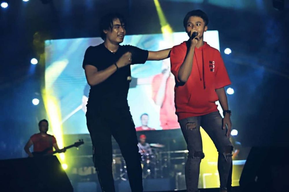 7 Potret aksi panggung Charly Van Houten dan anaknya, kompak abis