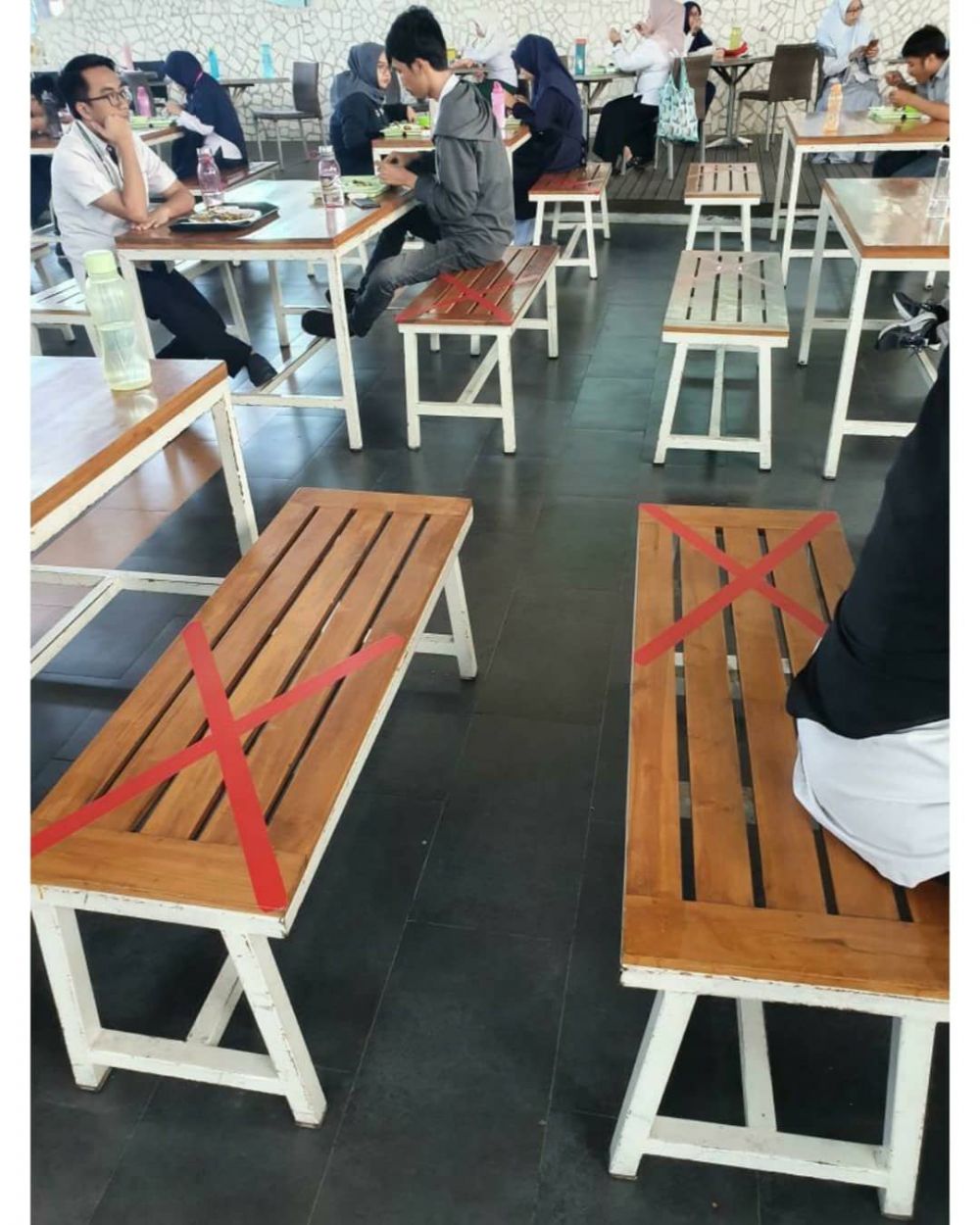 11 Potret penerapan social distancing di Indonesia, bikin salut