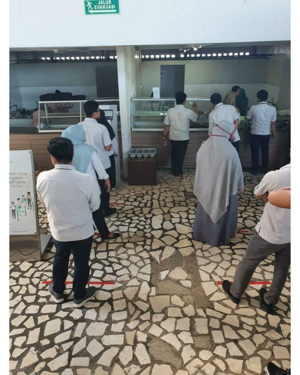 11 Potret penerapan social distancing di Indonesia, bikin salut