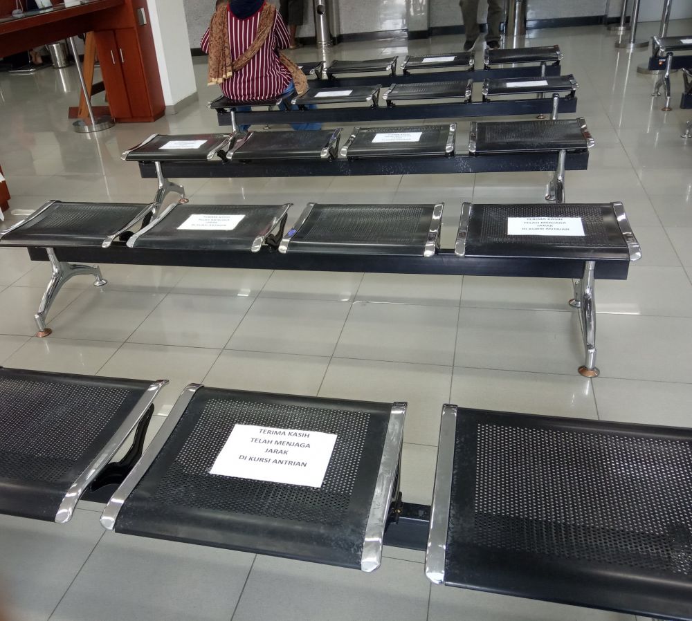 11 Potret penerapan social distancing di Indonesia, bikin salut