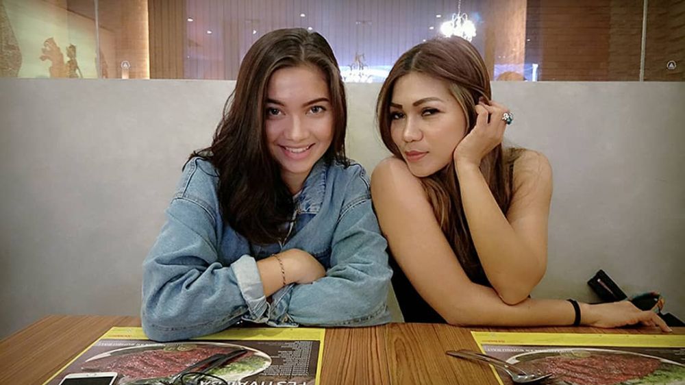 10 Kebersamaan Angela Gilsha 'Samudra Cinta' & ibu, bak kakak-adik