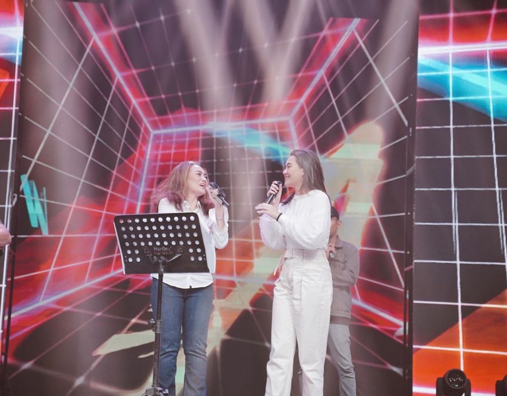 7 Momen musisi tampil sepanggung dengan anaknya, duet kompak