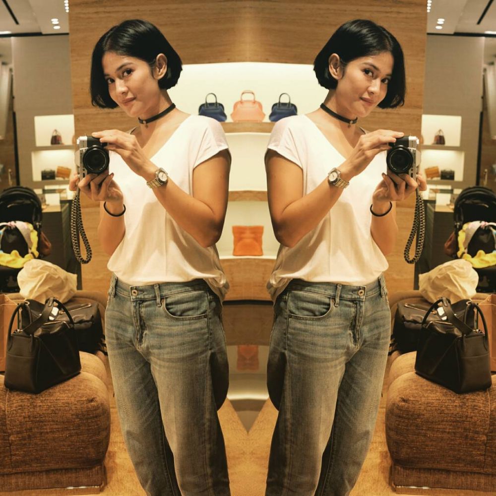 7 Potret Dian Sastro bergaya ala tahun 90-an, stylish abis