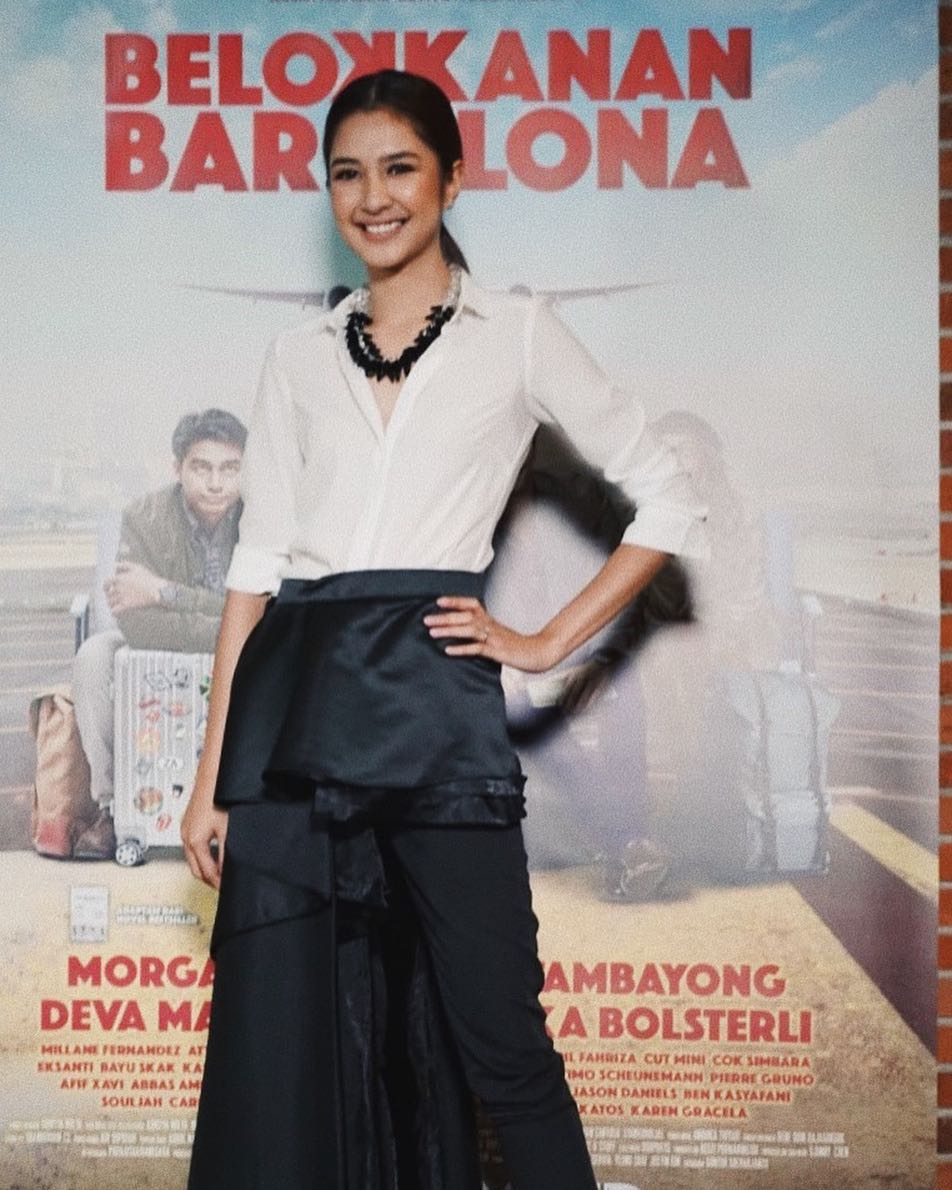10 Inspirasi outfit monokrom ala Mikha Tambayong, stylish abis