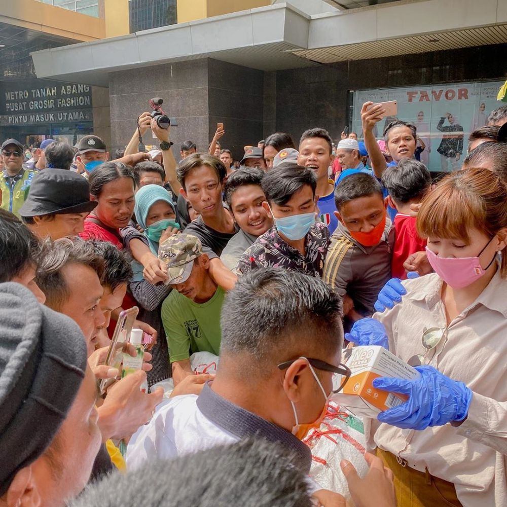 6 Momen Chika Jessica bagi-bagi masker saat Corona mewabah