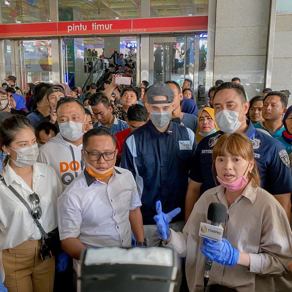 6 Momen Chika Jessica bagi-bagi masker saat Corona mewabah