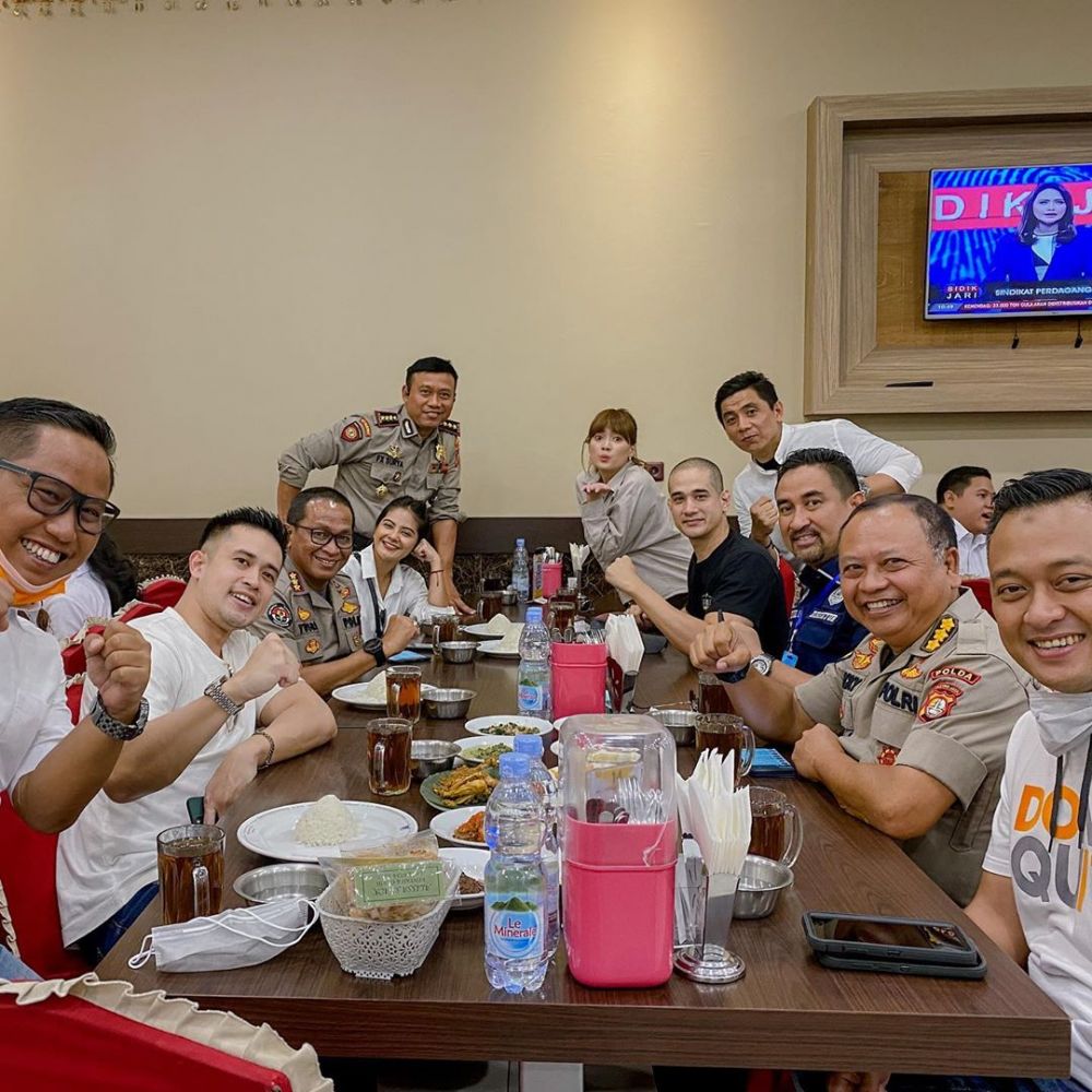 6 Momen Chika Jessica bagi-bagi masker saat Corona mewabah