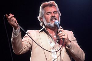 Musisi country legendaris Kenny Rogers meninggal dunia diusia 81 tahun