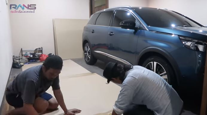 9 Momen Rafathar dapat kado mobil mewah setelah sunat