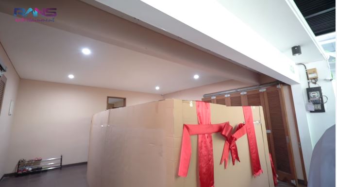 9 Momen Rafathar dapat kado mobil mewah setelah sunat