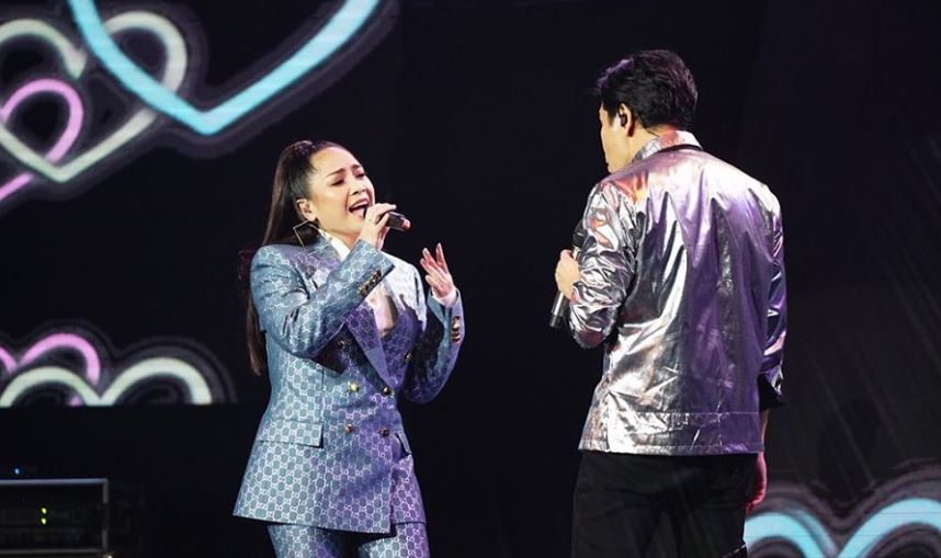 7 Potret aksi panggung Nagita Slavina bareng penyanyi ternama