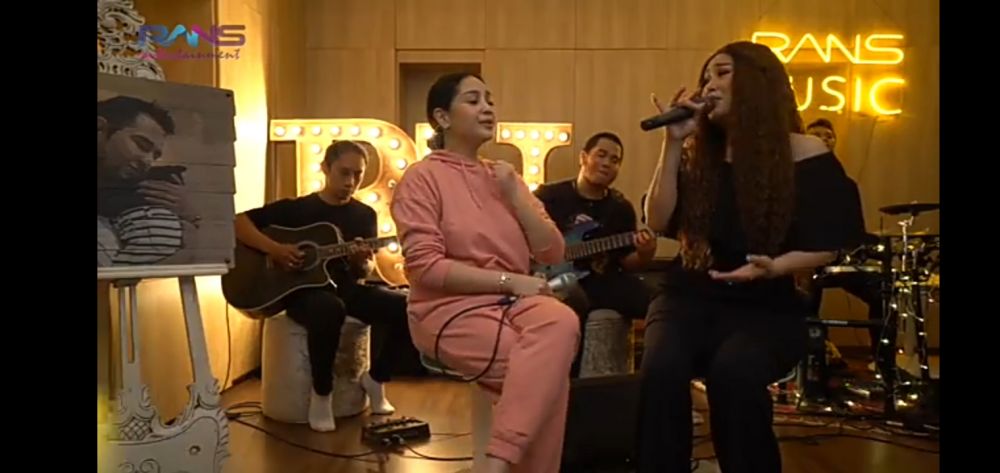 7 Potret aksi panggung Nagita Slavina bareng penyanyi ternama