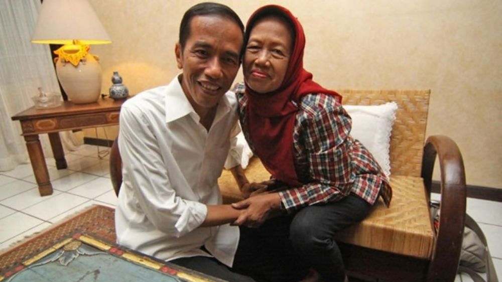 7 Potret kenangan Jokowi dengan mendiang ibu tercinta