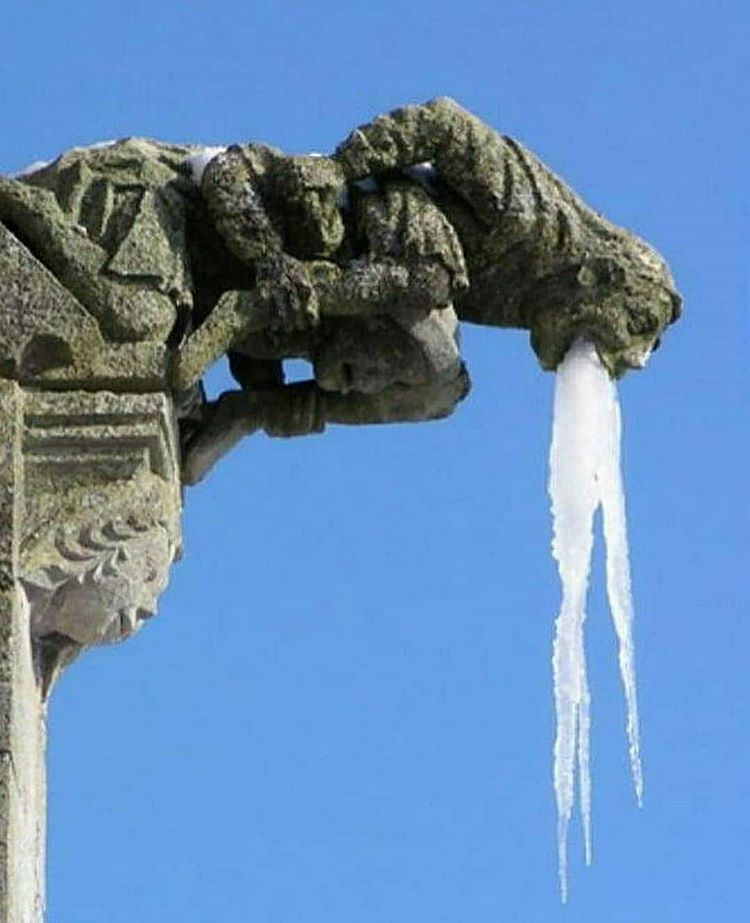 13 Potret kondisi patung saat musim dingin, bikin geleng-geleng