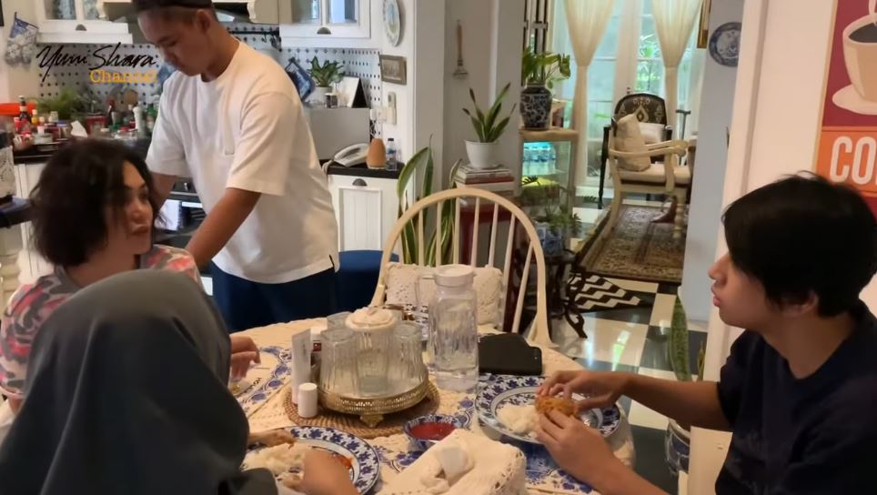 7 Potret Yuni Shara #dirumahaja, momen saat berjemur curi perhatian