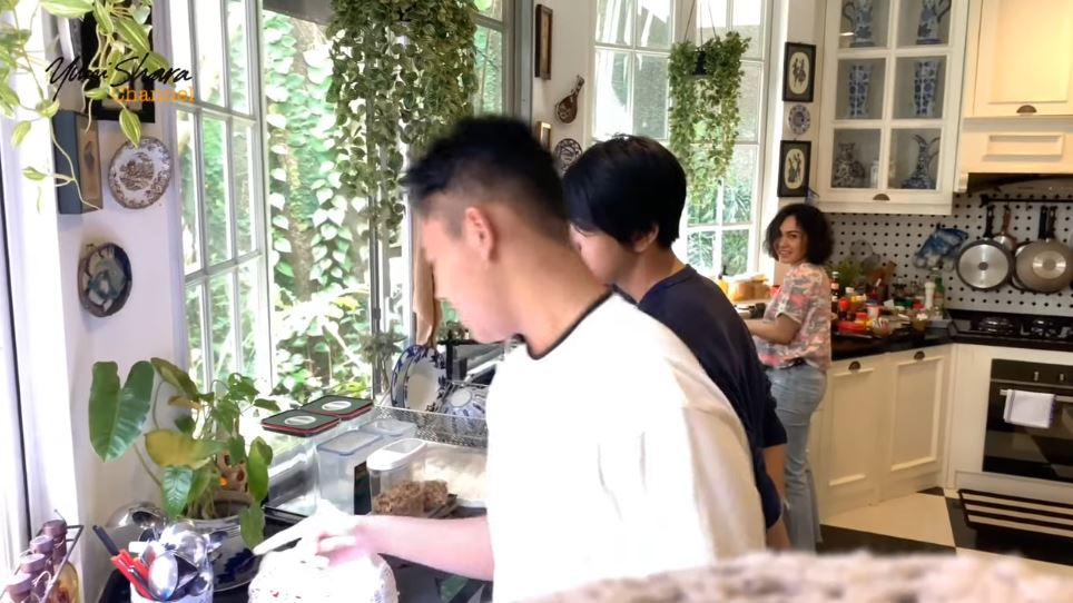 7 Potret Yuni Shara #dirumahaja, momen saat berjemur curi perhatian