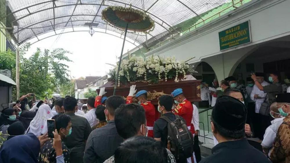 8 Potret pemakaman ibunda Jokowi, dikebumikan di samping pusara suami