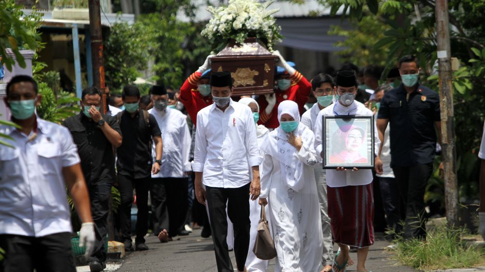8 Potret pemakaman ibunda Jokowi, dikebumikan di samping pusara suami