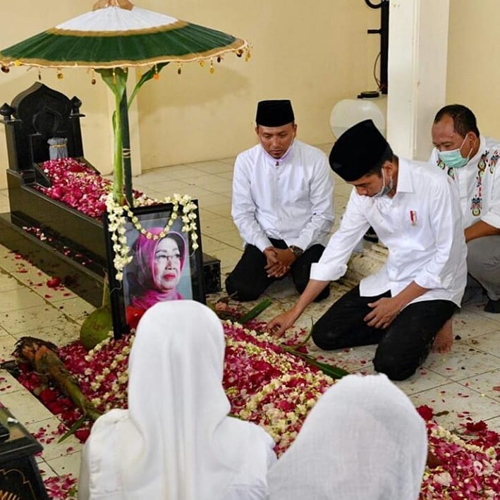 8 Potret pemakaman ibunda Jokowi, dikebumikan di samping pusara suami