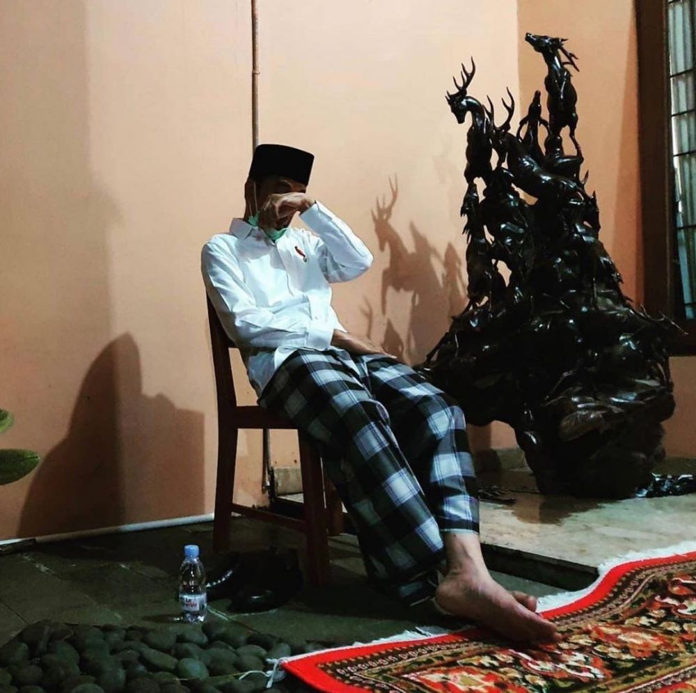 Potret Presiden Jokowi usap air mata ditinggal sang ibunda, haru
