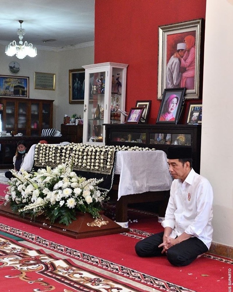 9 Potret duka Presiden Jokowi ditinggal ibunda, tetap tabah