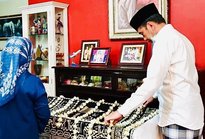 9 Potret duka Presiden Jokowi ditinggal ibunda, tetap tabah