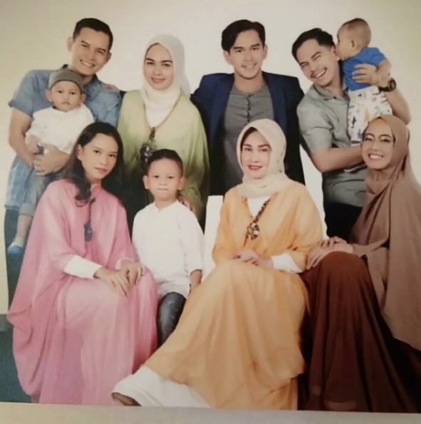 Jarang tersorot, ini 8 momen Rangga Azof bareng ibundanya