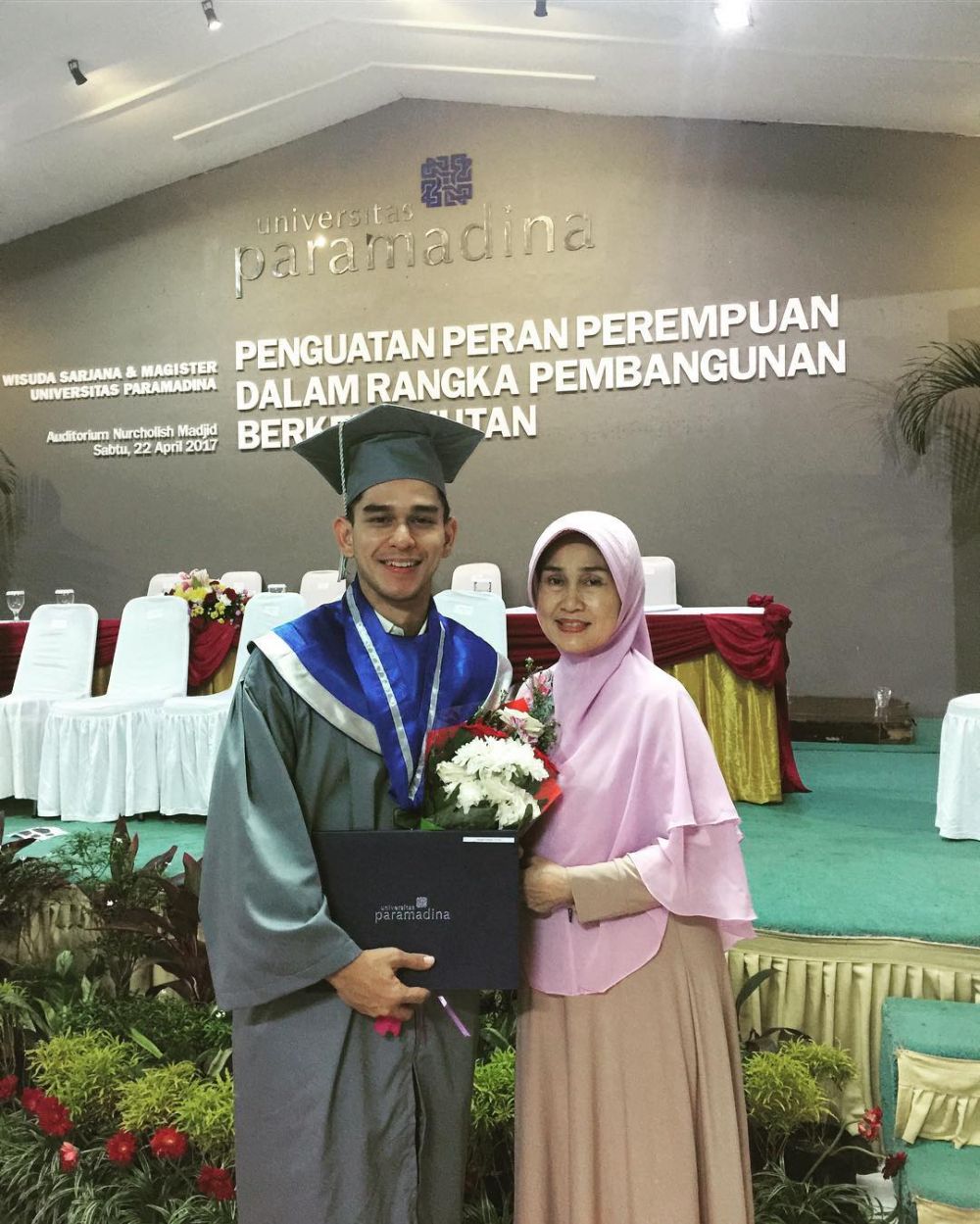 Jarang tersorot, ini 8 momen Rangga Azof bareng ibundanya
