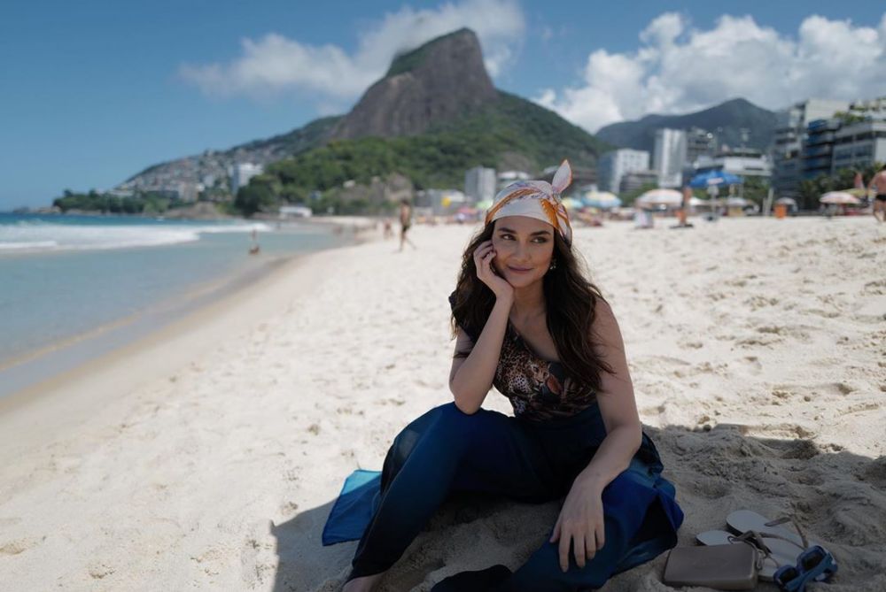 10 Gaya seleb waktu liburan di pantai, mana yang paling kece?