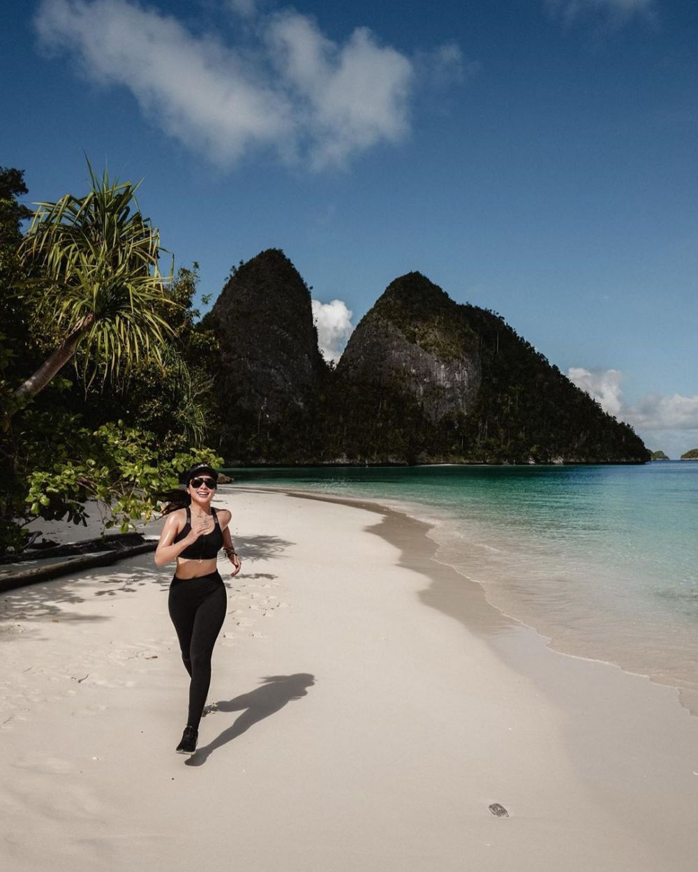 10 Gaya seleb waktu liburan di pantai, mana yang paling kece?