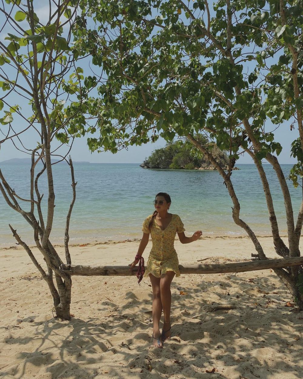 10 Gaya seleb waktu liburan di pantai, mana yang paling kece?