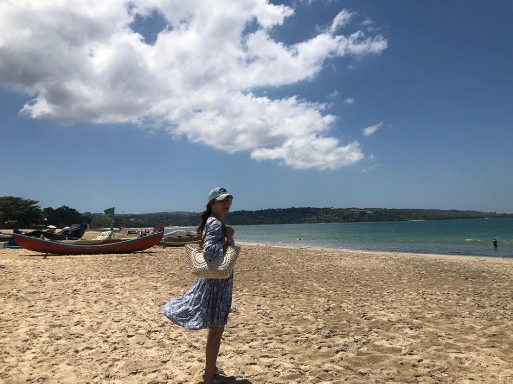 10 Gaya seleb waktu liburan di pantai, mana yang paling kece?