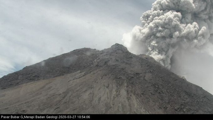 Gunung Merapi kembali erupsi, tinggi kolom capai 5.000 meter