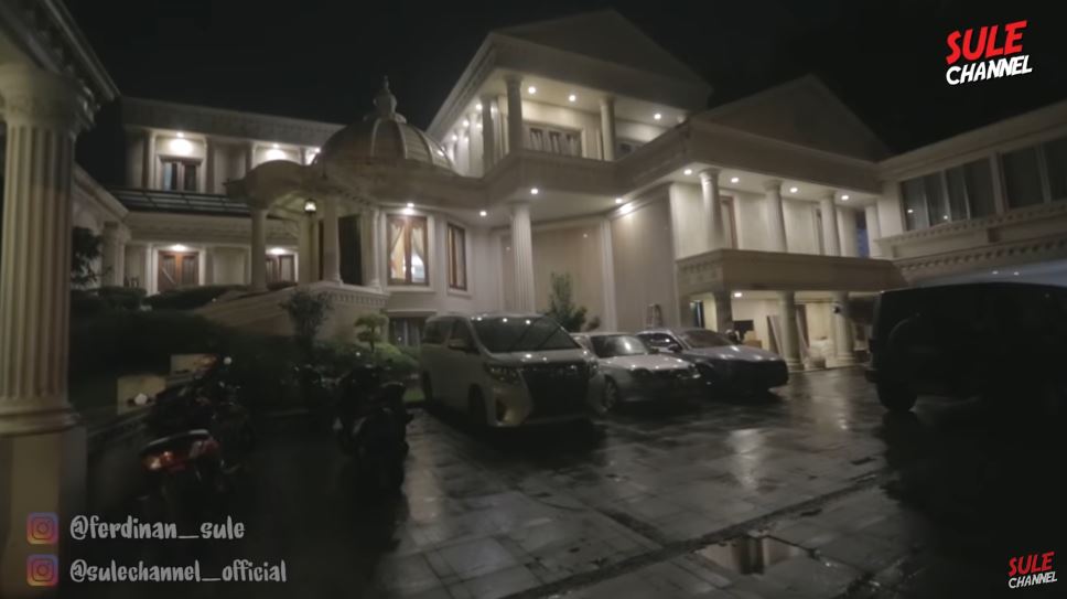 Penampakan garasi 6 penyanyi Tanah Air, koleksi mobilnya bikin melongo