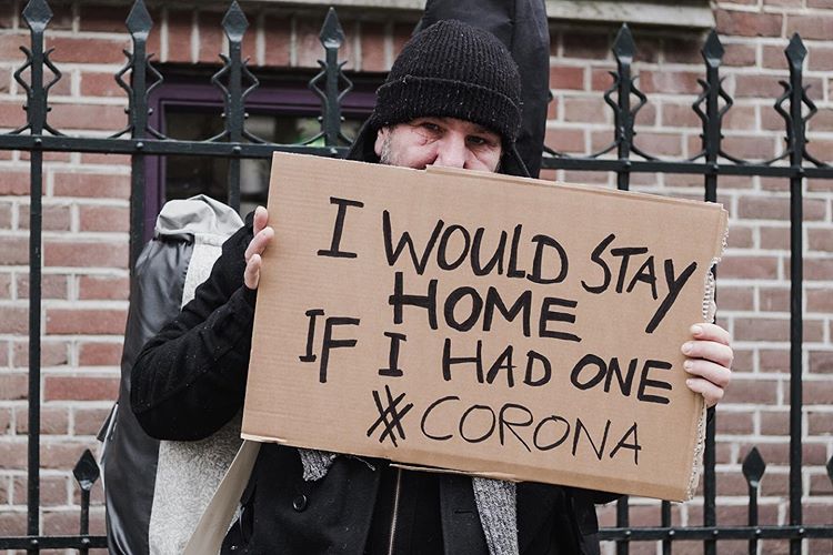 10 Potret tunawisma di tengah aturan social distancing ini bikin haru