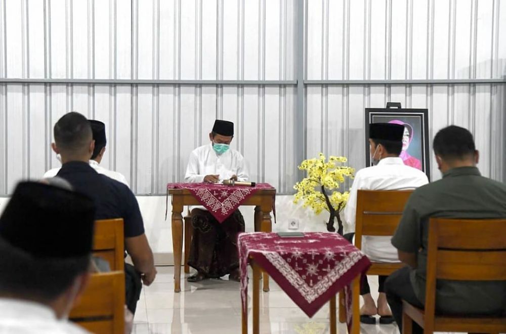 8 Momen tahlilan ibunda Presiden Jokowi, dipimpin Gus Karim