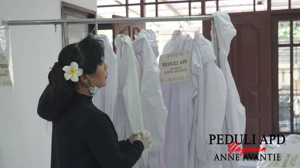 10 Potret Anne Avantie buat dan sumbang APD untuk tenaga medis
