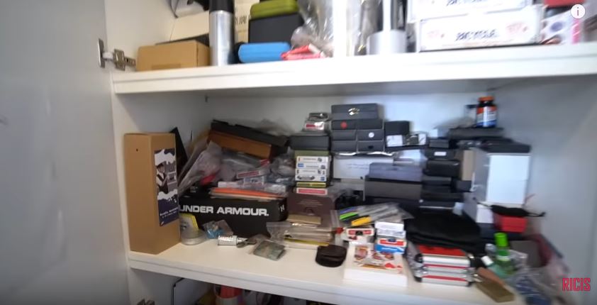 7 Penampakan rumah Demian, klasik dengan interior serba hitam