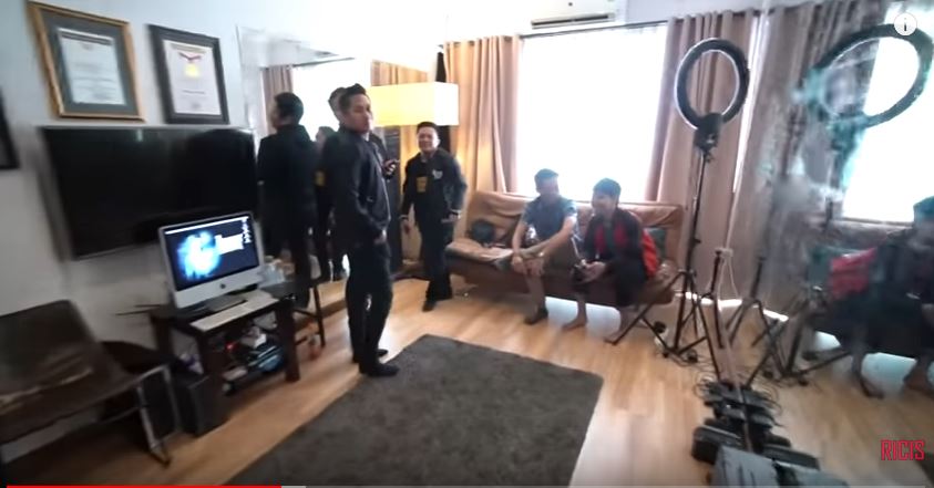 7 Penampakan rumah Demian, klasik dengan interior serba hitam