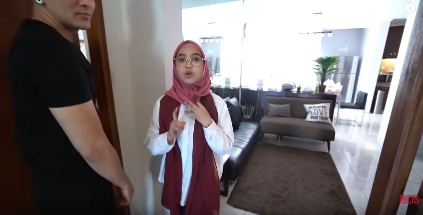 7 Penampakan rumah Demian, klasik dengan interior serba hitam