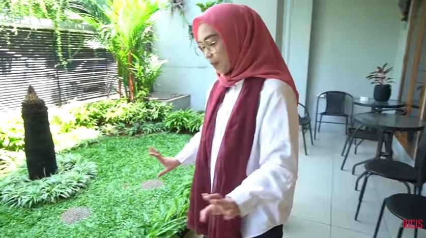 7 Penampakan rumah Demian, klasik dengan interior serba hitam