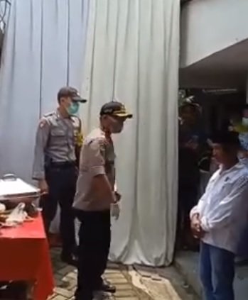 Viral detik-detik polisi marah-marah bubarkan arisan warga