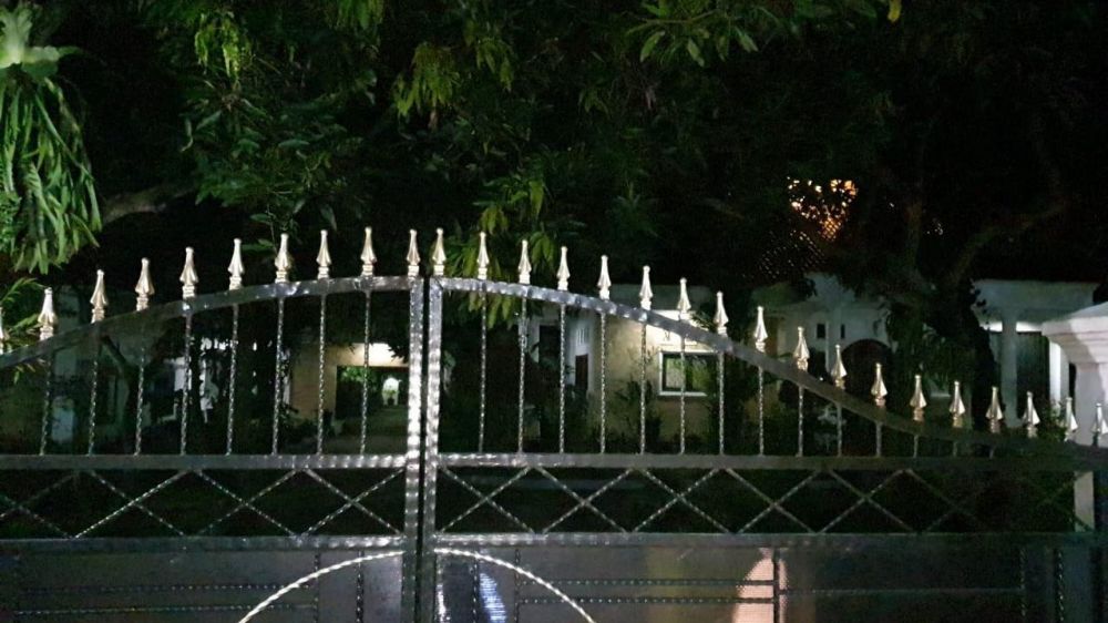 Tolak isolasi, pejabat Karawang positif Corona dijemput paksa