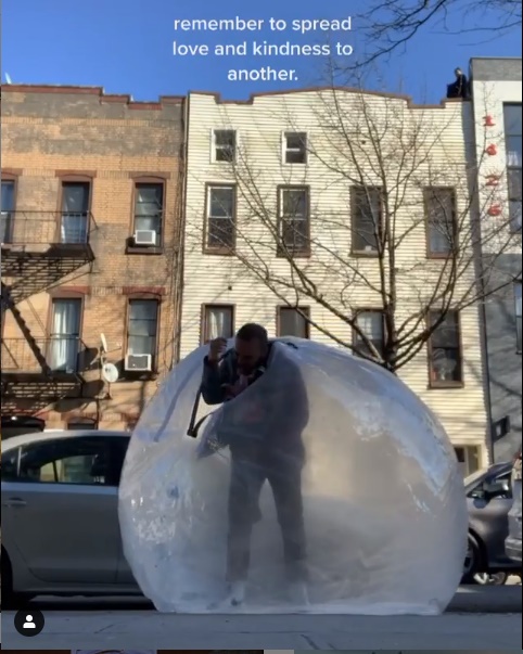 Kisah cowok PDKT terhalang isolasi corona, caranya kreatif & so sweet