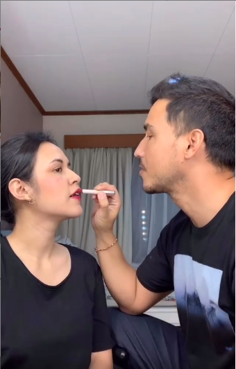 10 Momen Raisa didandani Hamish Daud, gemas sampai kocak