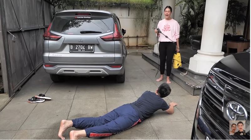 8 Potret Paula semprot Baim Wong disinfektan, akibat keluyuran