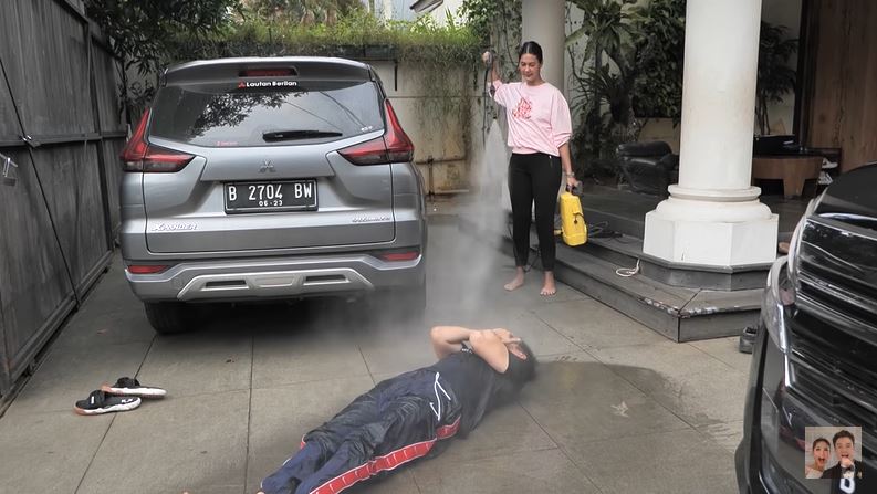 8 Potret Paula semprot Baim Wong disinfektan, akibat keluyuran