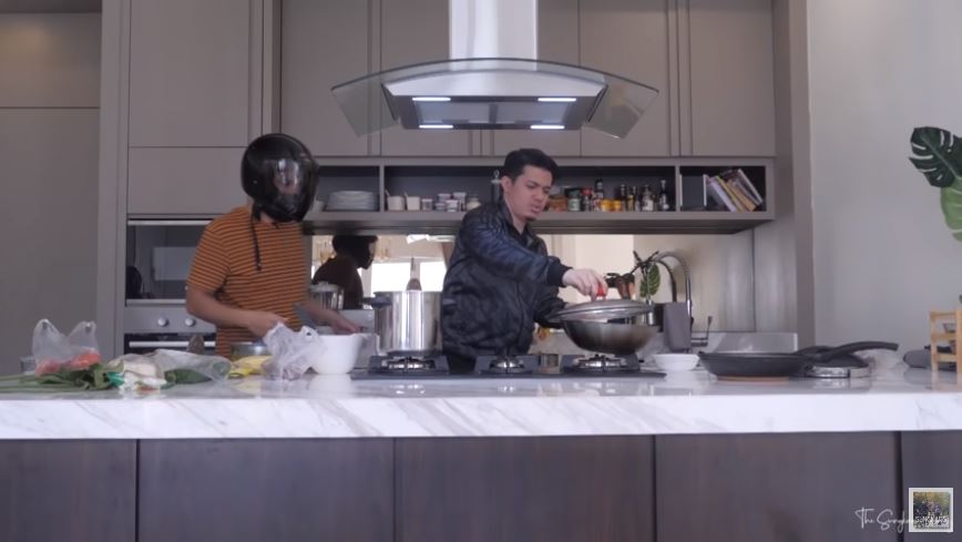 Aksi lucu 5 seleb masak pakai helm, totalitas abis